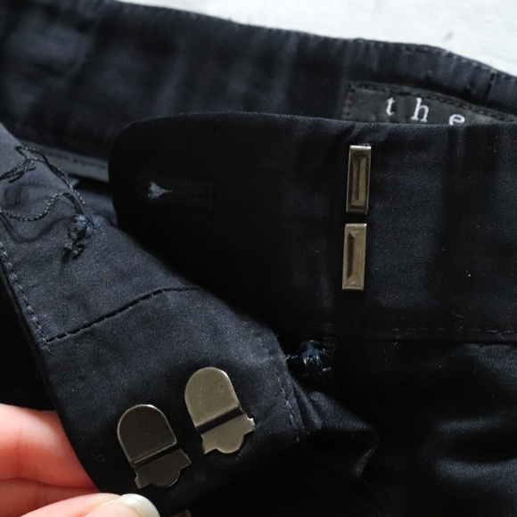 THEORY SIZE 00 MIDRISE BLACK SHORTS - Picture 6 of 7